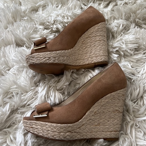 Size 7 Michael Kors tan suede espadrille wedge shoe - Picture 2 of 7